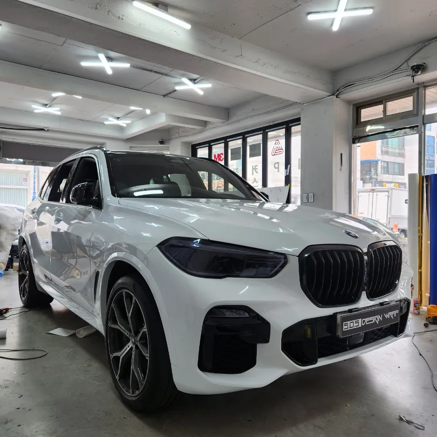 BMW X5のカーラッピング事例｜高光沢ホワイトで高級感アップ 施工写真 4-2