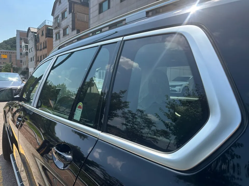 BMW X7のカーラッピング事例|クロームパーツのブラックアウト 施工写真 2-1