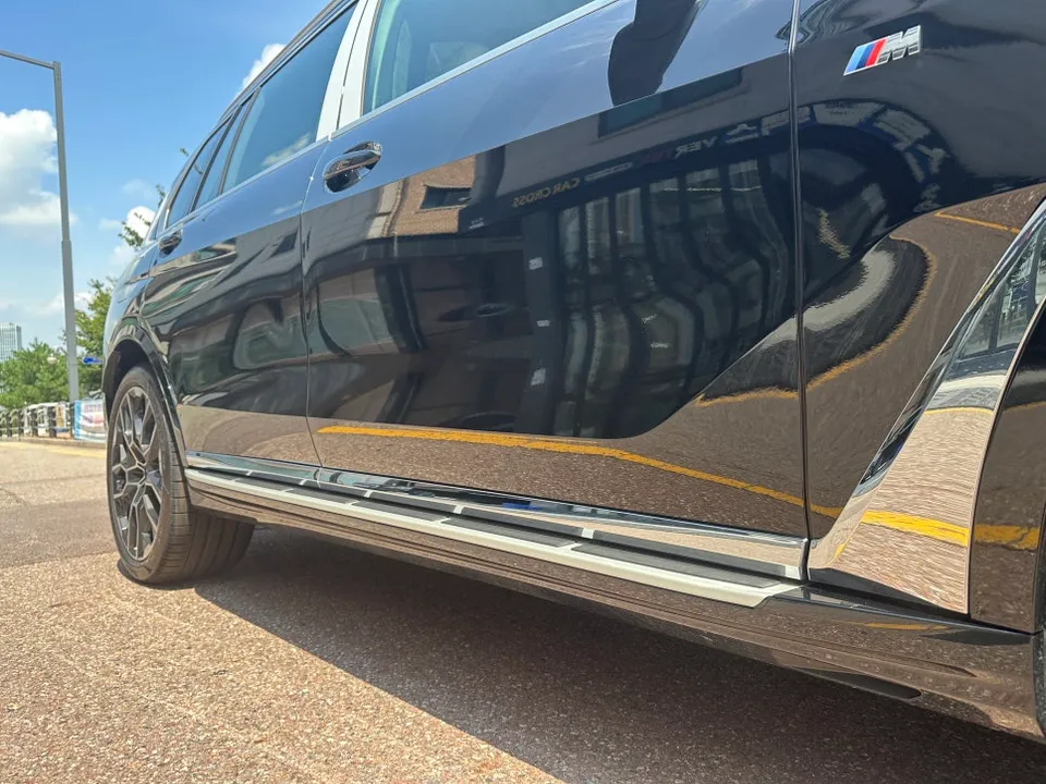 BMW X7のカーラッピング事例|クロームパーツのブラックアウト 施工写真 1-2