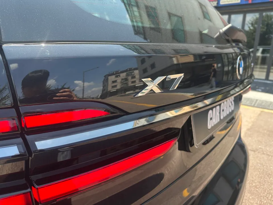 BMW X7のカーラッピング事例|クロームパーツのブラックアウト 施工写真 1-3