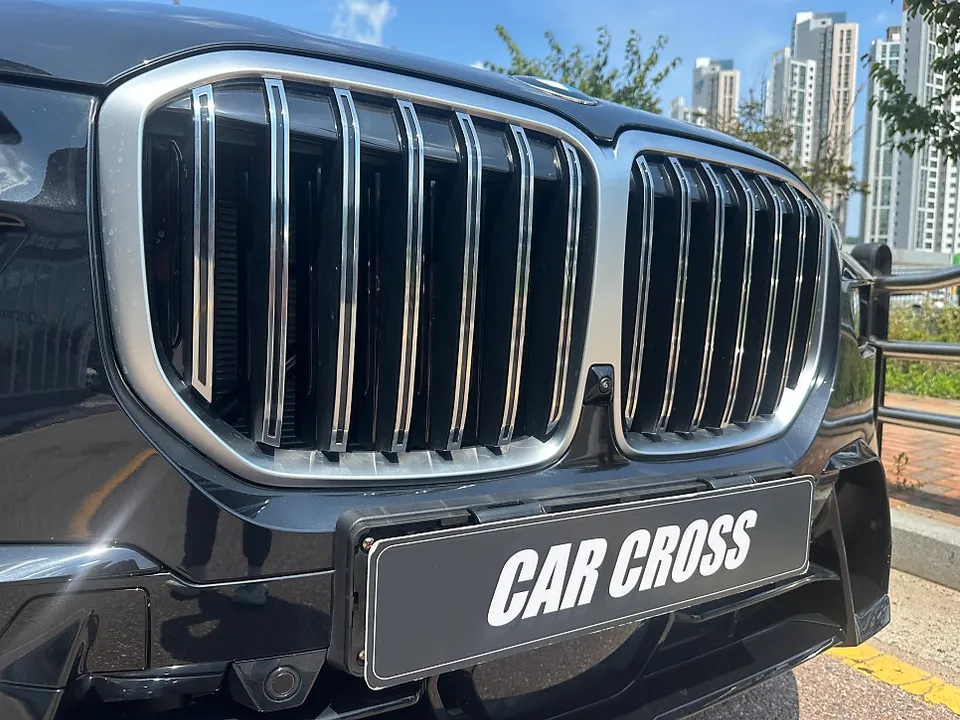 BMW X7のカーラッピング事例|クロームパーツのブラックアウト 施工写真 2-3