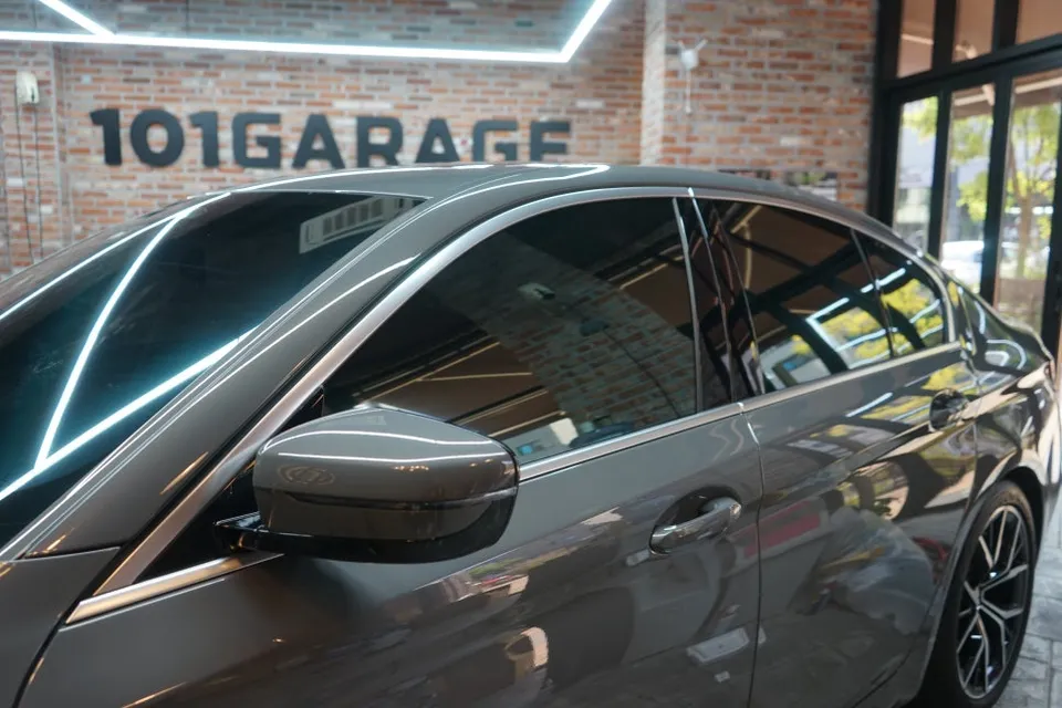 BMW 5 Series vinyl wrap - BMW 5 Series Chrome Delete Vinyl Wrap Review photo 3