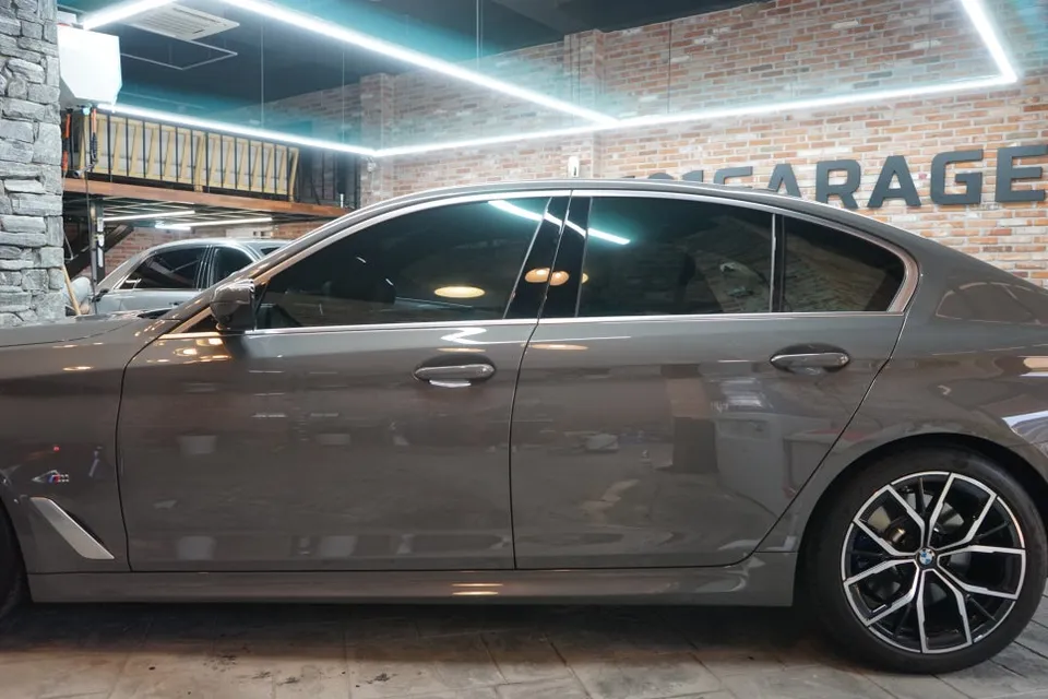 BMW 5 Series vinyl wrap - BMW 5 Series Chrome Delete Vinyl Wrap Review photo 4