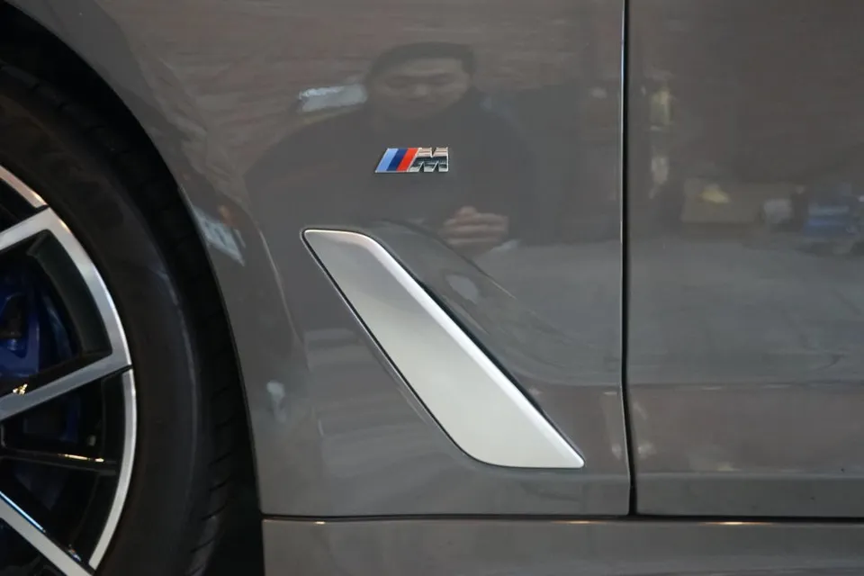 BMW 5 Series vinyl wrap - BMW 5 Series Chrome Delete Vinyl Wrap Review photo 5