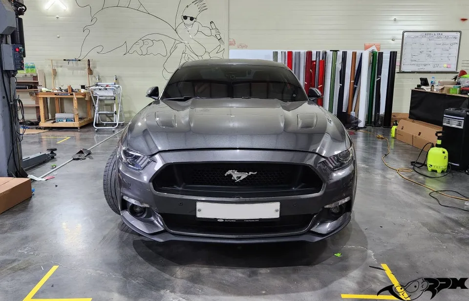 Ford Mustangのカーラッピング事例｜サテンブラックの存在感 施工写真 3-1