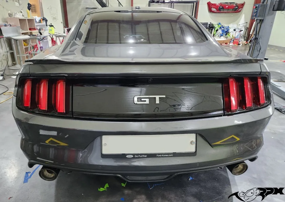 Ford Mustangのカーラッピング事例｜サテンブラックの存在感 施工写真 1-2