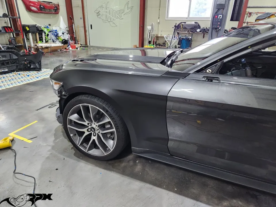 Ford Mustangのカーラッピング事例｜サテンブラックの存在感 施工写真 2-2