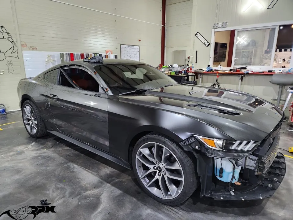 Ford Mustangのカーラッピング事例｜サテンブラックの存在感 施工写真 3-2