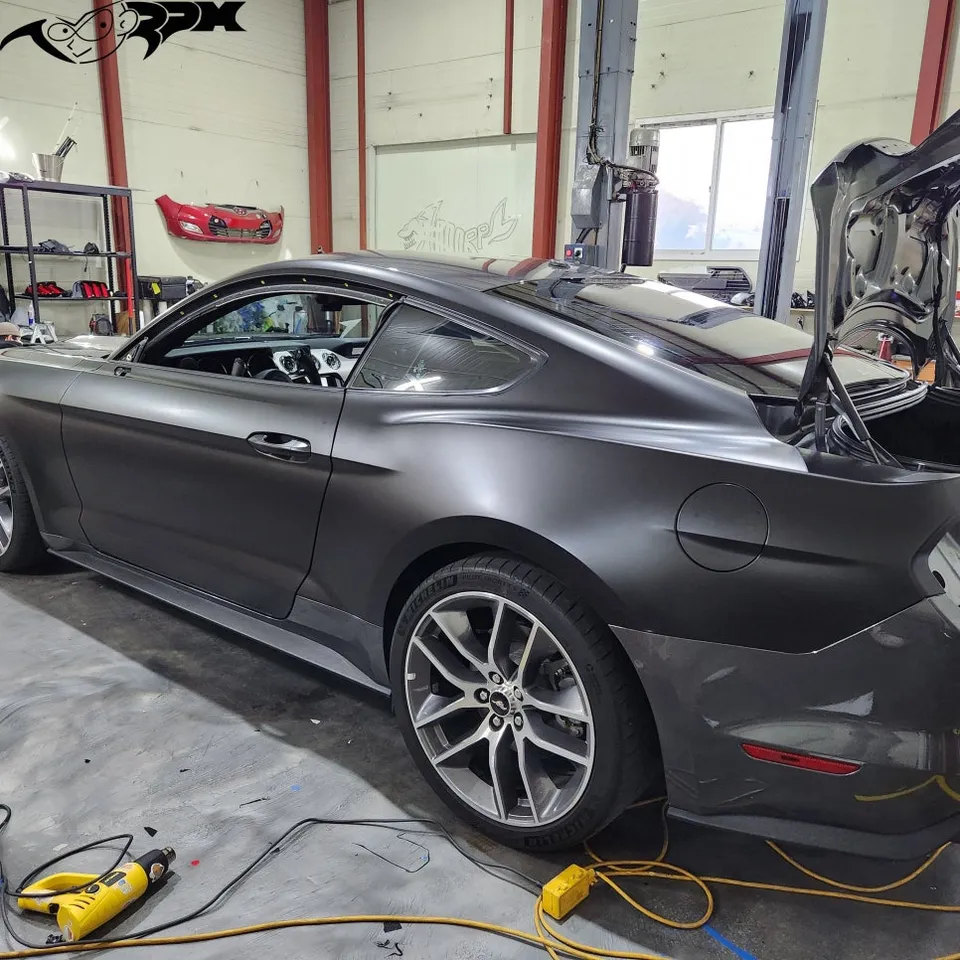Ford Mustangのカーラッピング事例｜サテンブラックの存在感 施工写真 1-3