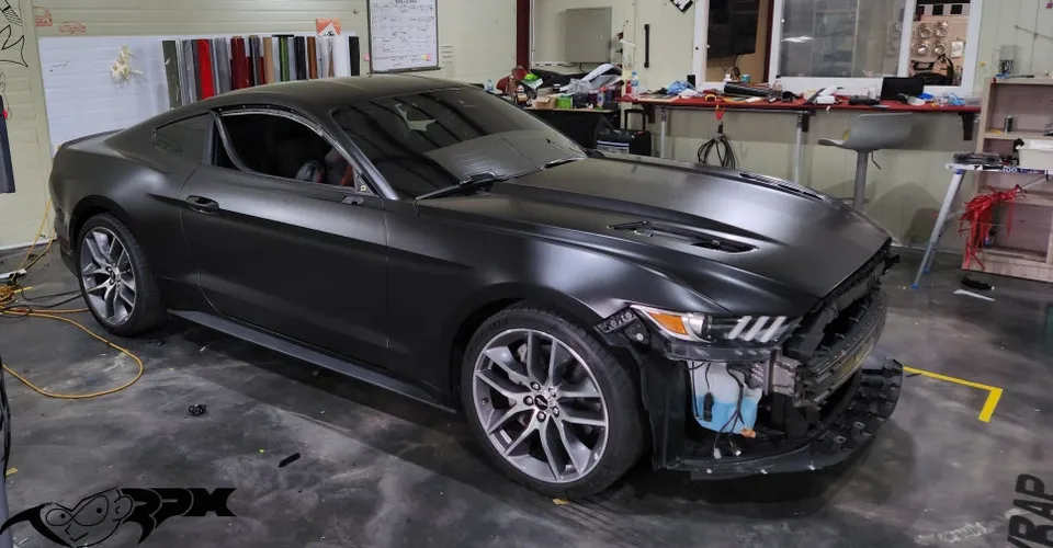 Ford Mustangのカーラッピング事例｜サテンブラックの存在感 施工写真 2-3
