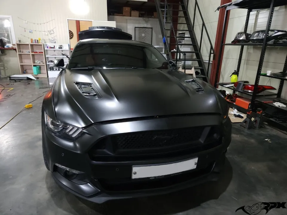 Ford Mustangのカーラッピング事例｜サテンブラックの存在感 施工写真 3-3
