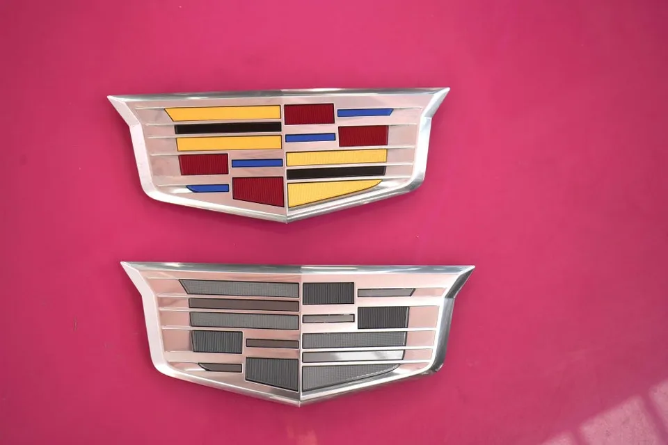 Cadillac Escalade PPF施工事例|ブラックPPFとエンブレム交換 施工写真 3-1