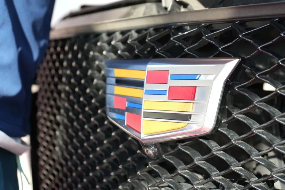 Cadillac Escalade PPF施工事例|ブラックPPFとエンブレム交換 施工写真 2-2