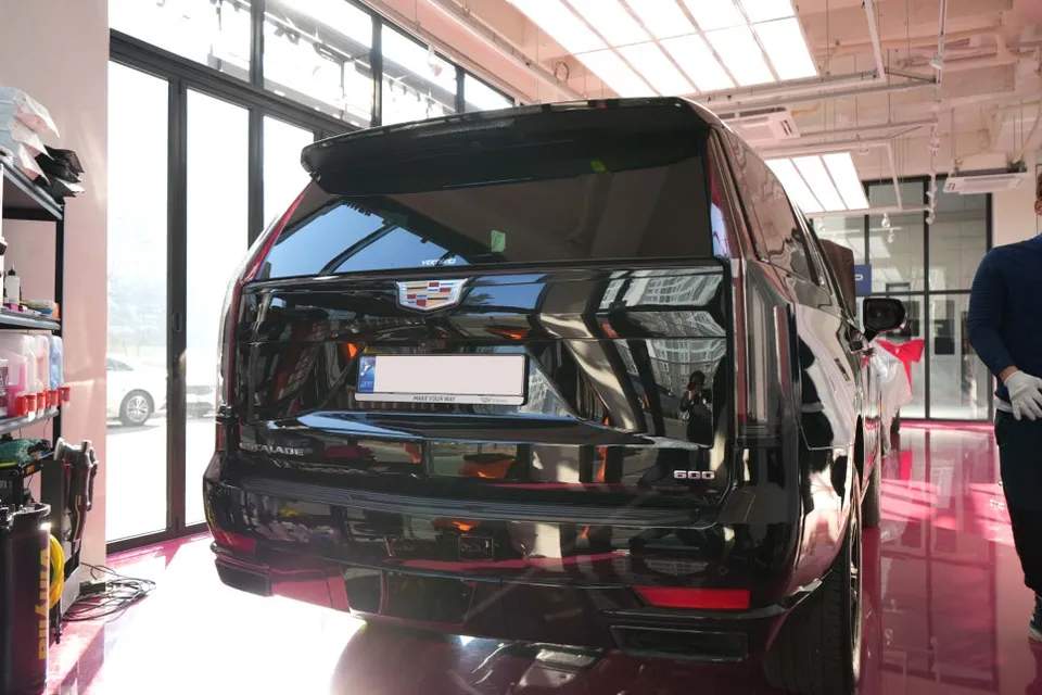 Cadillac Escalade PPF施工事例|ブラックPPFとエンブレム交換 施工写真 1-3