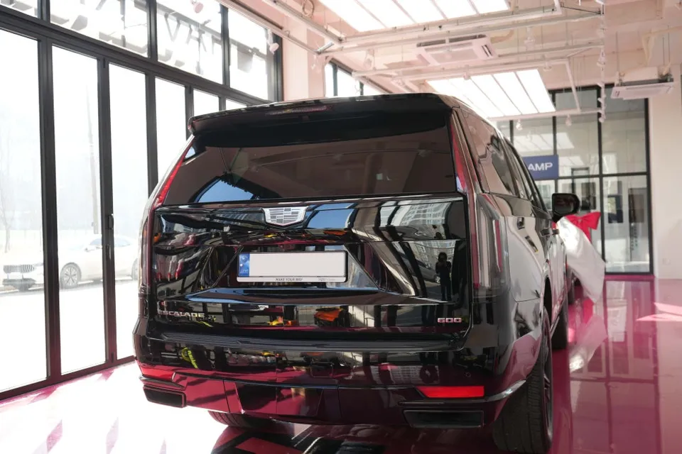 Cadillac Escalade PPF施工事例|ブラックPPFとエンブレム交換 施工写真 2-3