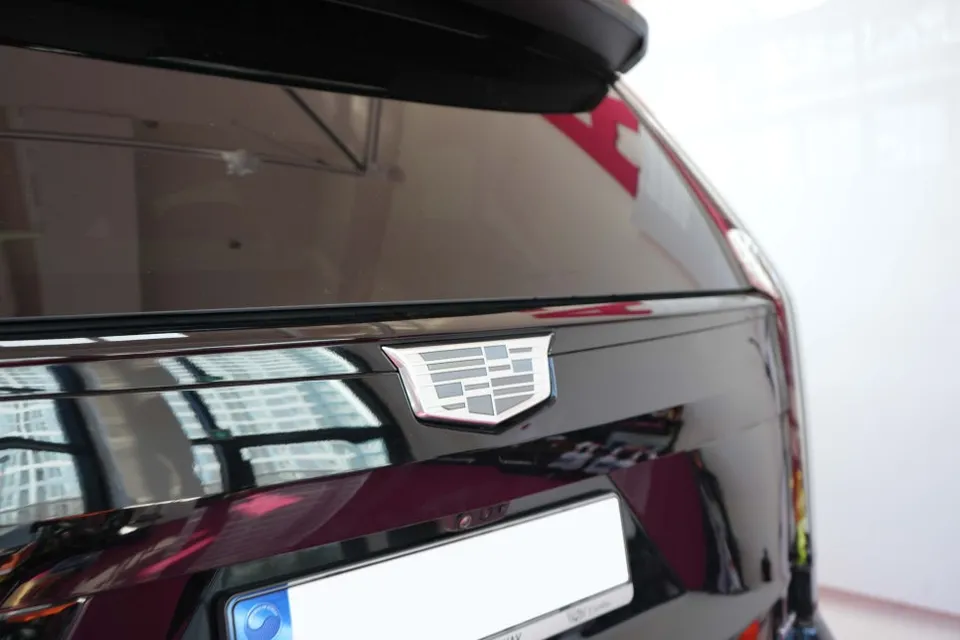 Cadillac Escalade PPF施工事例|ブラックPPFとエンブレム交換 施工写真 3-3