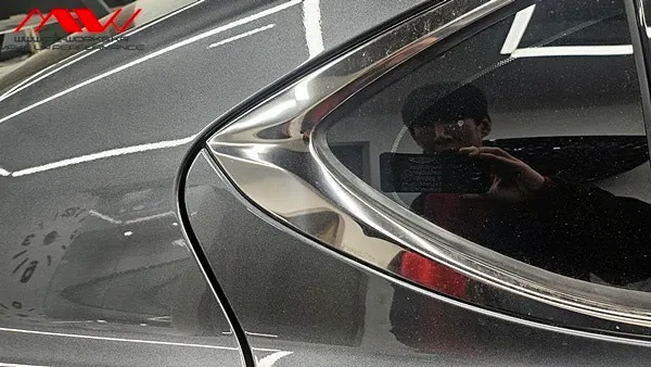 Genesis G70のカーラッピング事例|クロームパーツの質感変化 施工写真 1-2