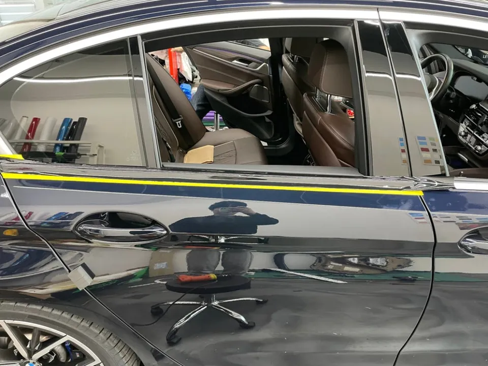 BMW 5 Seriesのカーラッピング事例|クロームパーツの引き締め 施工写真 2-1