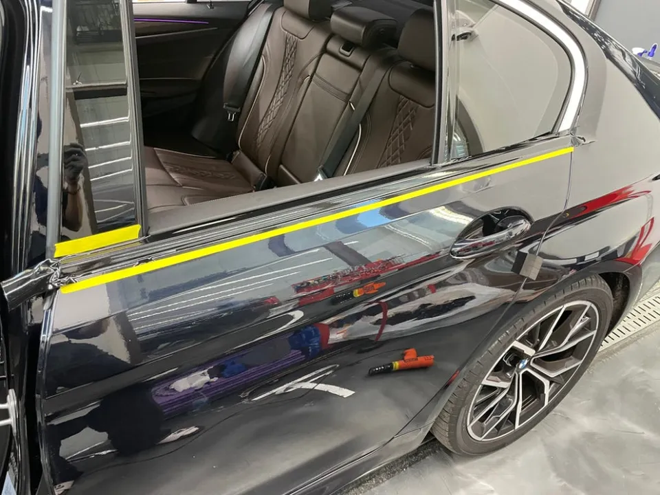 BMW 5 Seriesのカーラッピング事例|クロームパーツの引き締め 施工写真 3-1