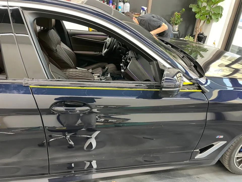 BMW 5 Seriesのカーラッピング事例|クロームパーツの引き締め 施工写真 1-2