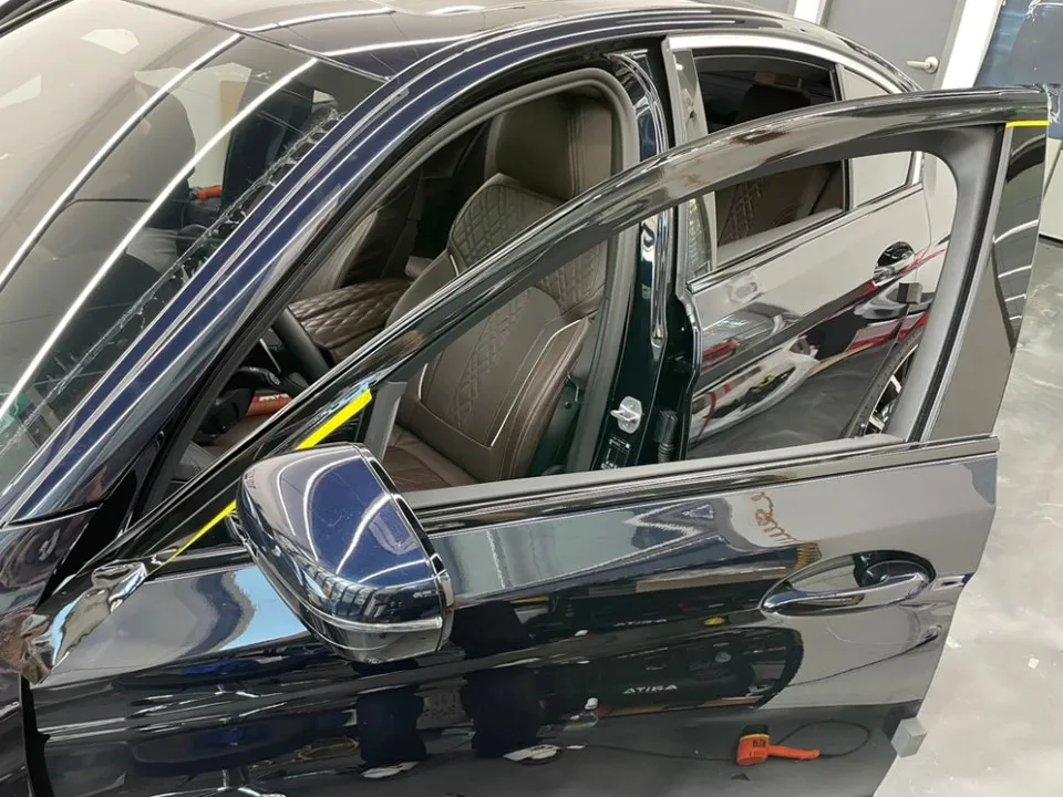 BMW 5 Seriesのカーラッピング事例|クロームパーツの引き締め 施工写真 2-2