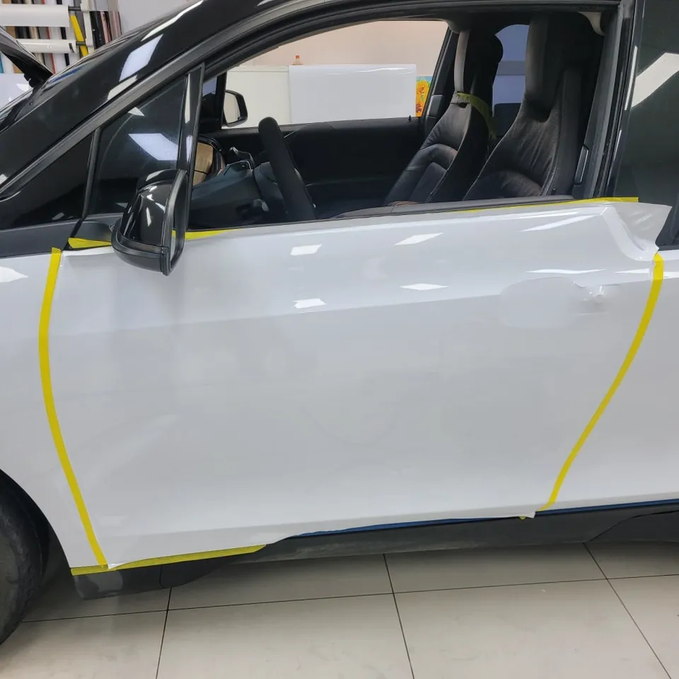 BMW i3のカーラッピング事例|ピアノホワイトで個性を演出 施工写真 1-2