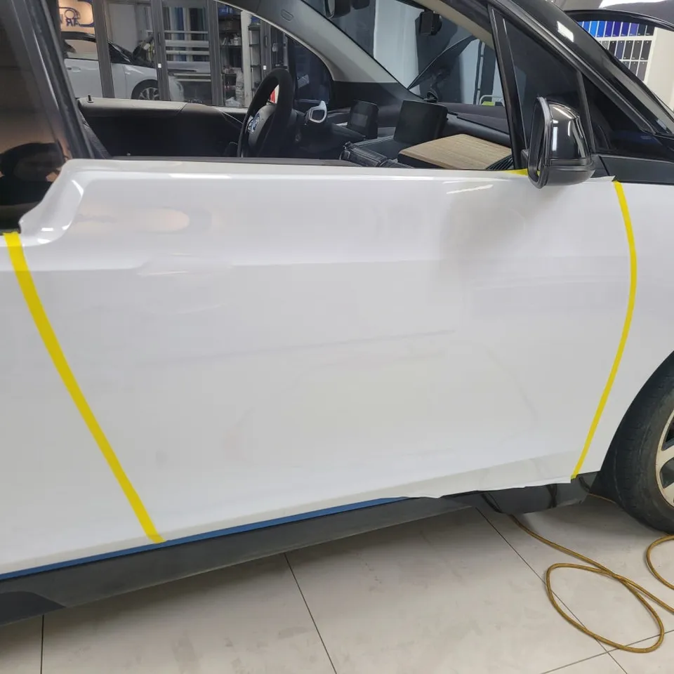 BMW i3のカーラッピング事例|ピアノホワイトで個性を演出 施工写真 2-2