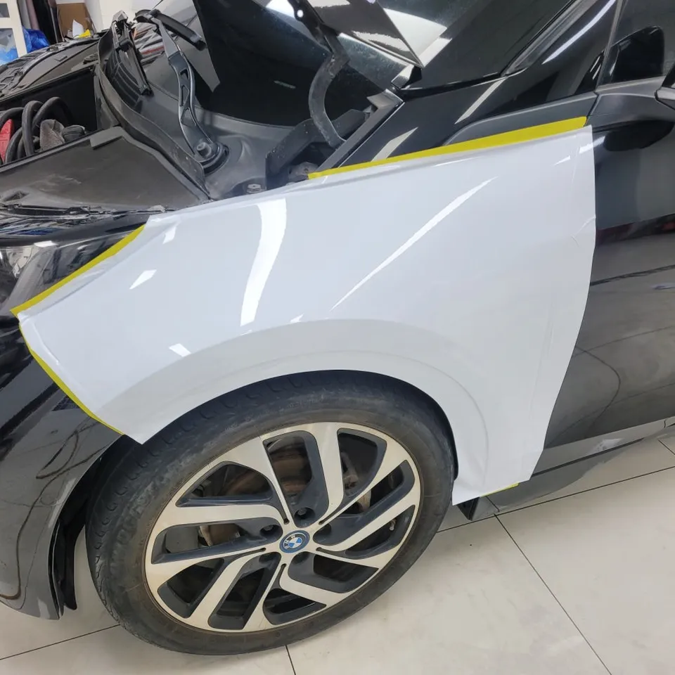 BMW i3のカーラッピング事例|ピアノホワイトで個性を演出 施工写真 3-2