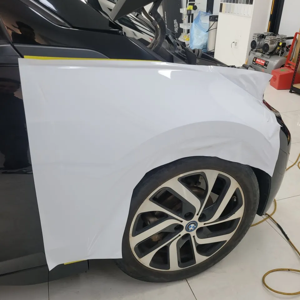 BMW i3のカーラッピング事例|ピアノホワイトで個性を演出 施工写真 1-3
