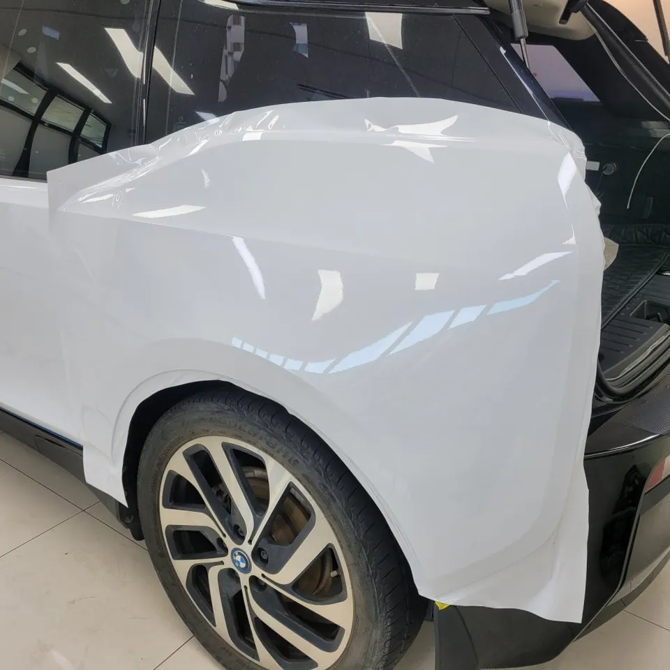BMW i3のカーラッピング事例|ピアノホワイトで個性を演出 施工写真 2-3