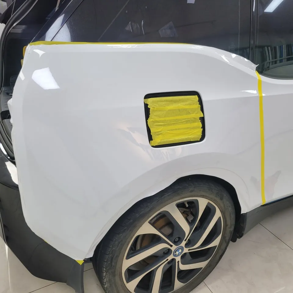 BMW i3のカーラッピング事例|ピアノホワイトで個性を演出 施工写真 3-3