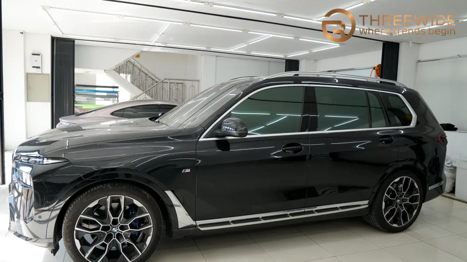BMW X7 G07のカーラッピング事例:クロームをブラック化 施工写真 1-2