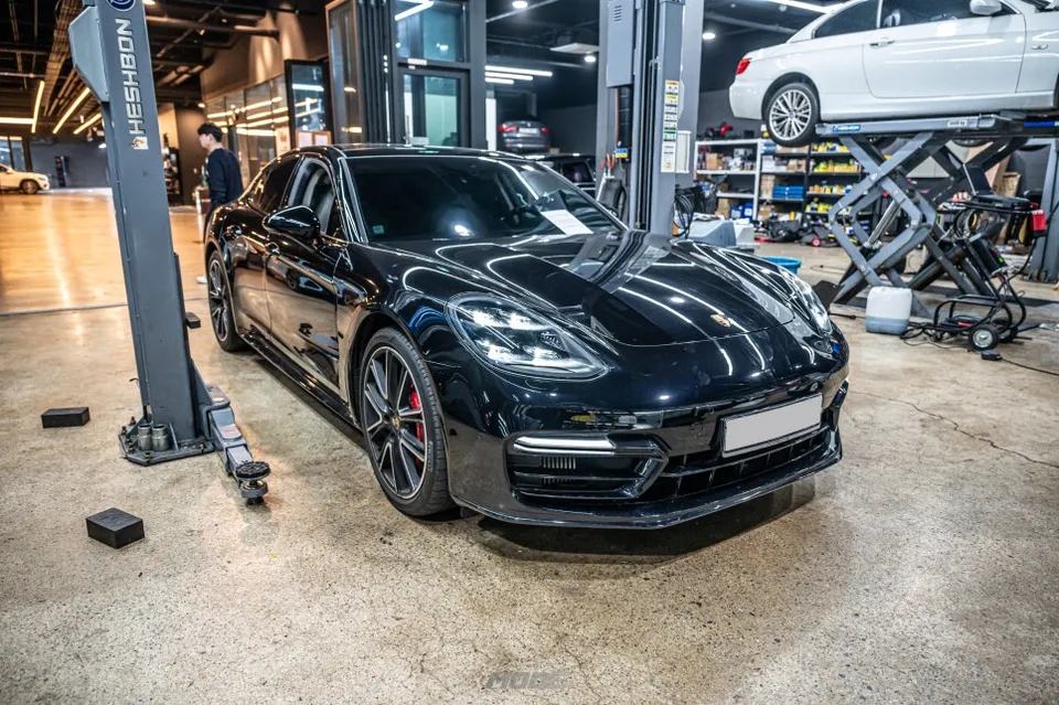 Porsche Panamera GTS ambient lighting installation result