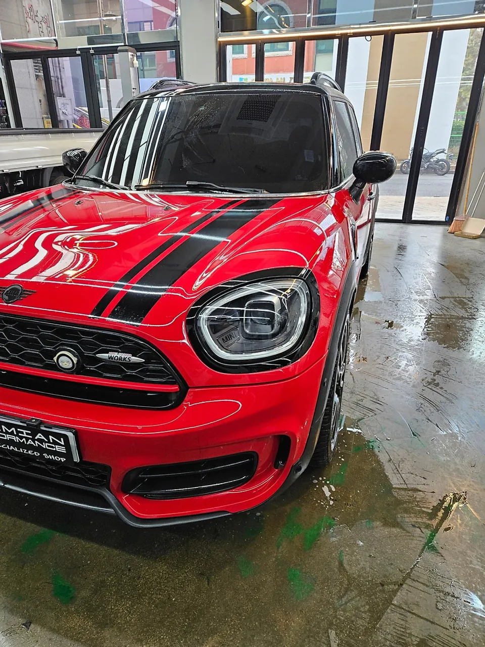 MINI CountrymanのPPF施工事例｜デカール除去と保護フィルム 施工写真 2