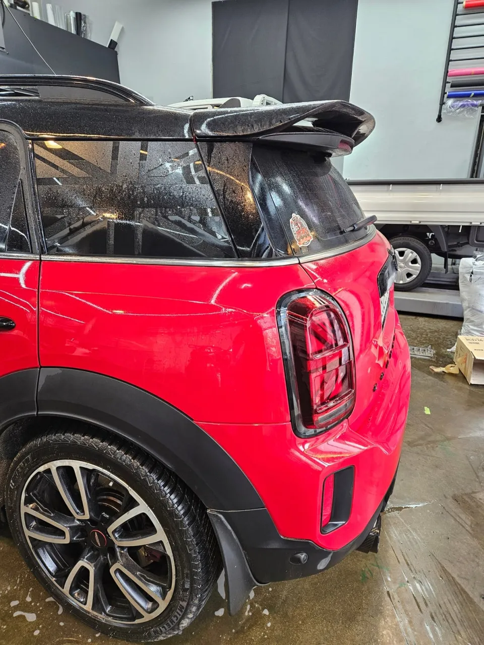 MINI CountrymanのPPF施工事例｜デカール除去と保護フィルム 施工写真 6