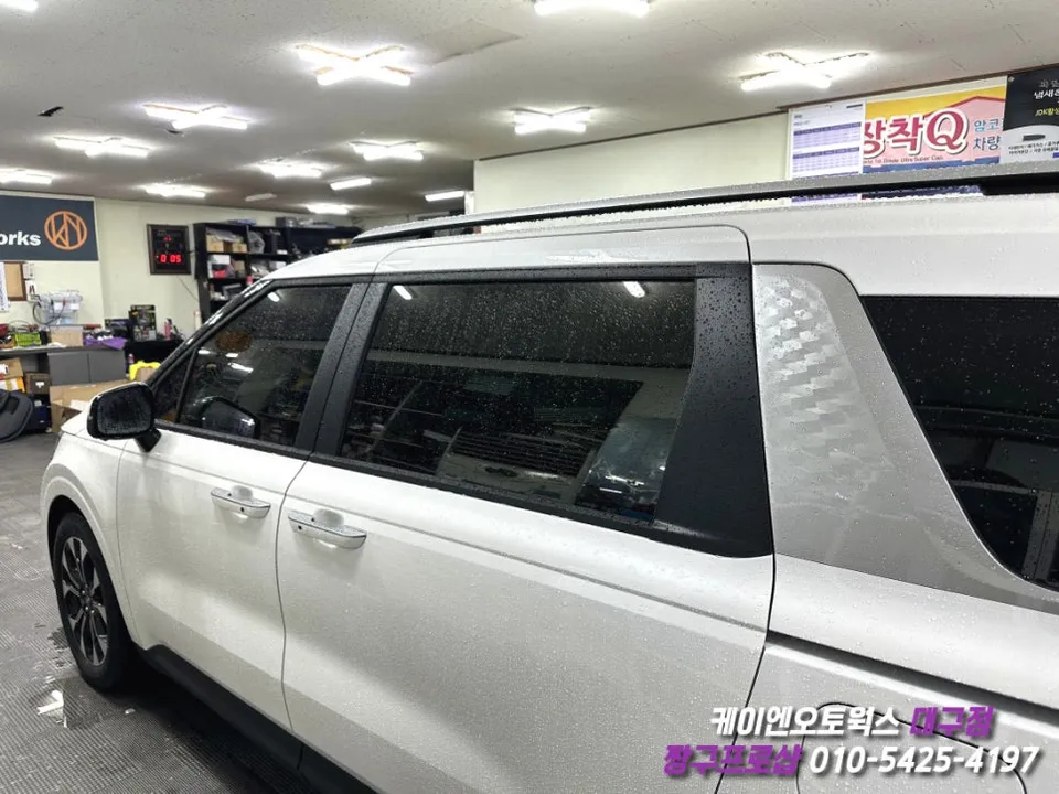 Kia Carnival KA4 interior customization - Kia Carnival KA4 Interior Customization: Glossy Pillar Upgrade photo 3