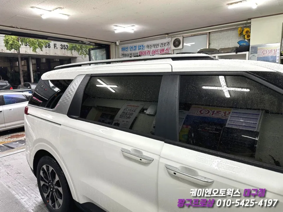 Kia Carnival KA4 interior customization - Kia Carnival KA4 Interior Customization: Glossy Pillar Upgrade photo 4