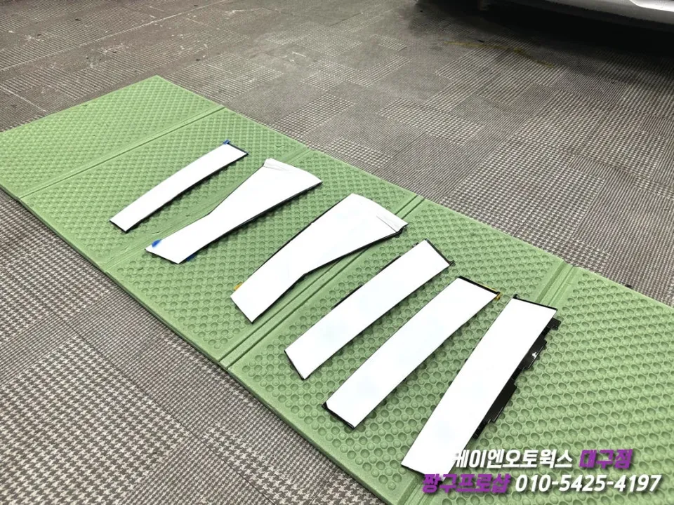Kia Carnival KA4 interior customization - Kia Carnival KA4 Interior Customization: Glossy Pillar Upgrade photo 5