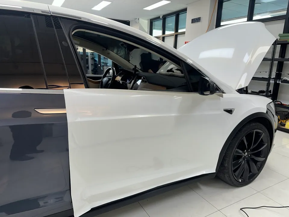 Tesla Model Xのカーラッピング事例|3Mホワイトゴールドスパークル 施工写真 2-3