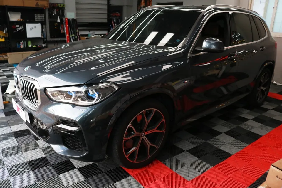 BMW X5のカーラッピング事例|費用目安・仕上がり 施工写真 1-1