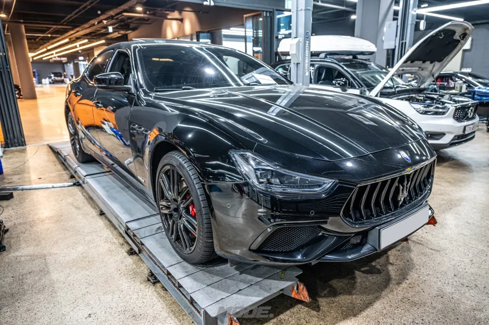 Maserati Ghibli ambient lighting installation result