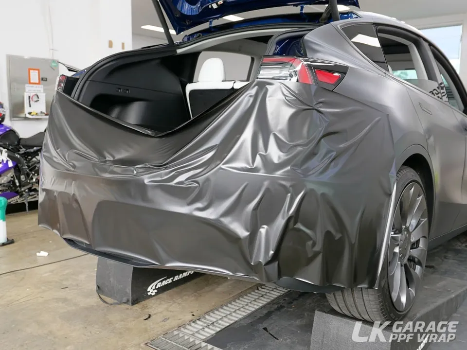 Tesla Model Yのカーラッピング事例 施工写真 3-2