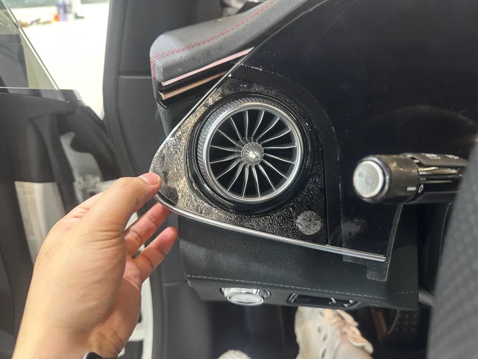 Mercedes-Benz EQEの室内PPF施工事例｜傷・汚れ対策 施工写真 2-2
