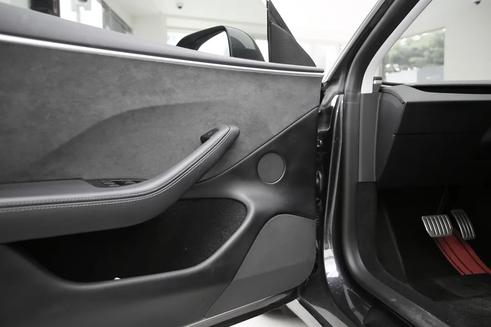Teslaのカーフィルム施工事例 施工写真 3-1