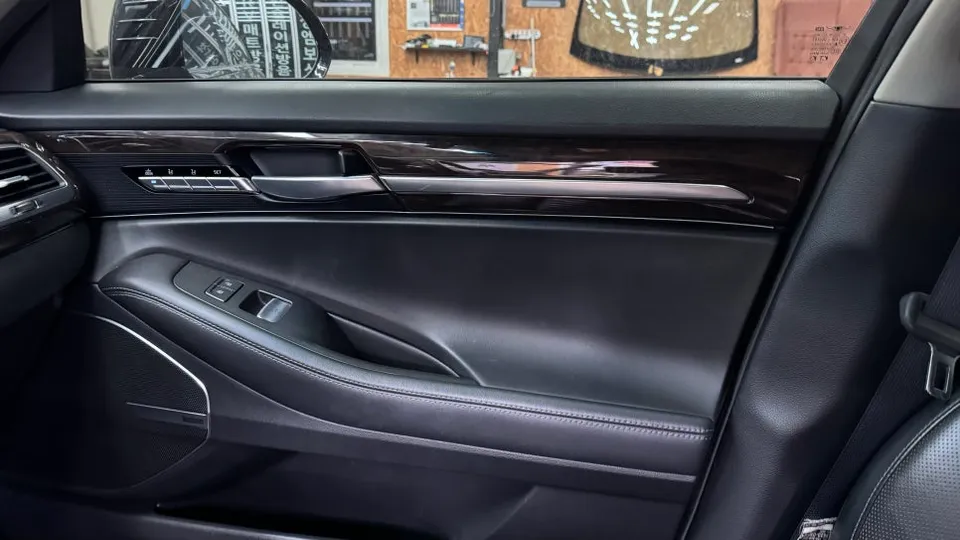 Genesis EQ900 ambient lighting installation result