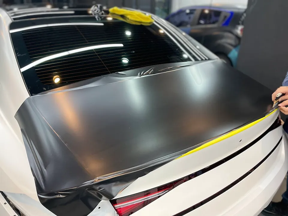 Genesis G90のカーラッピング事例|サテンブラックの高級感 施工写真 2-2