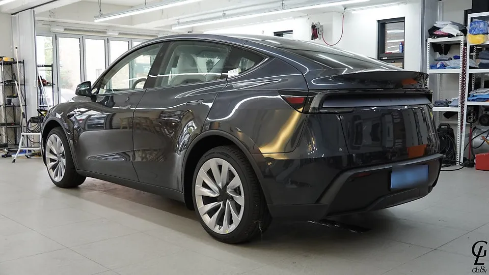 Tesla Model YのPPF施工事例：無光化で高級感アップ 施工写真 2-1