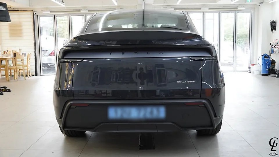 Tesla Model YのPPF施工事例：無光化で高級感アップ 施工写真 1-2