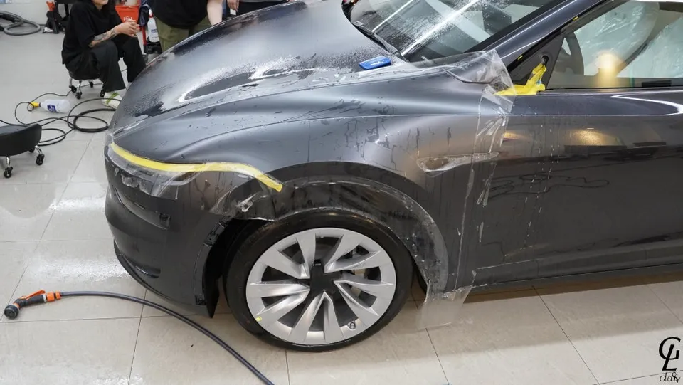 Tesla Model YのPPF施工事例：無光化で高級感アップ 施工写真 3-2