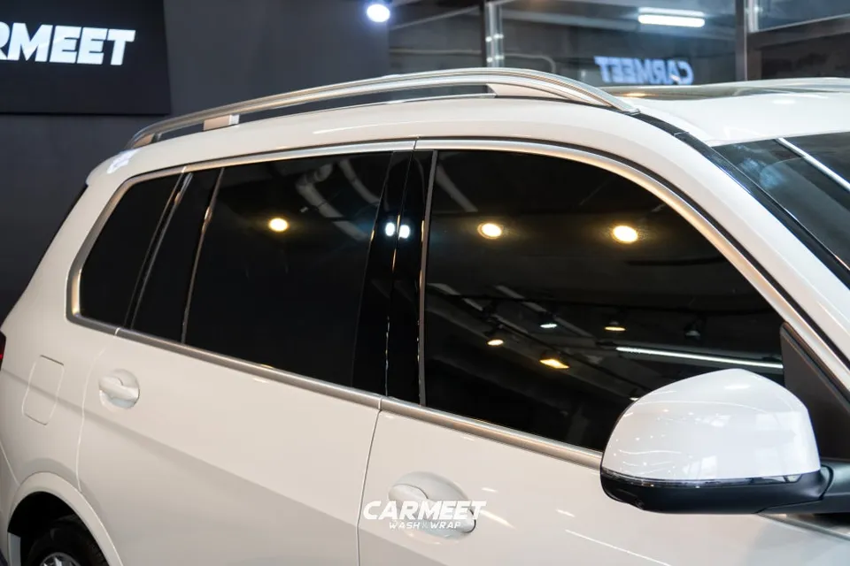 BMW X7のカーラッピング事例|クローム除去で精悍な印象に 施工写真 2-1